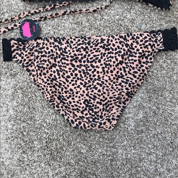 Bikini - Picture 3 of 7